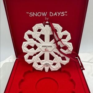 A 2004 Longaberger Collectors Club "Snow Days" by Ben snowflake ornament; NIB